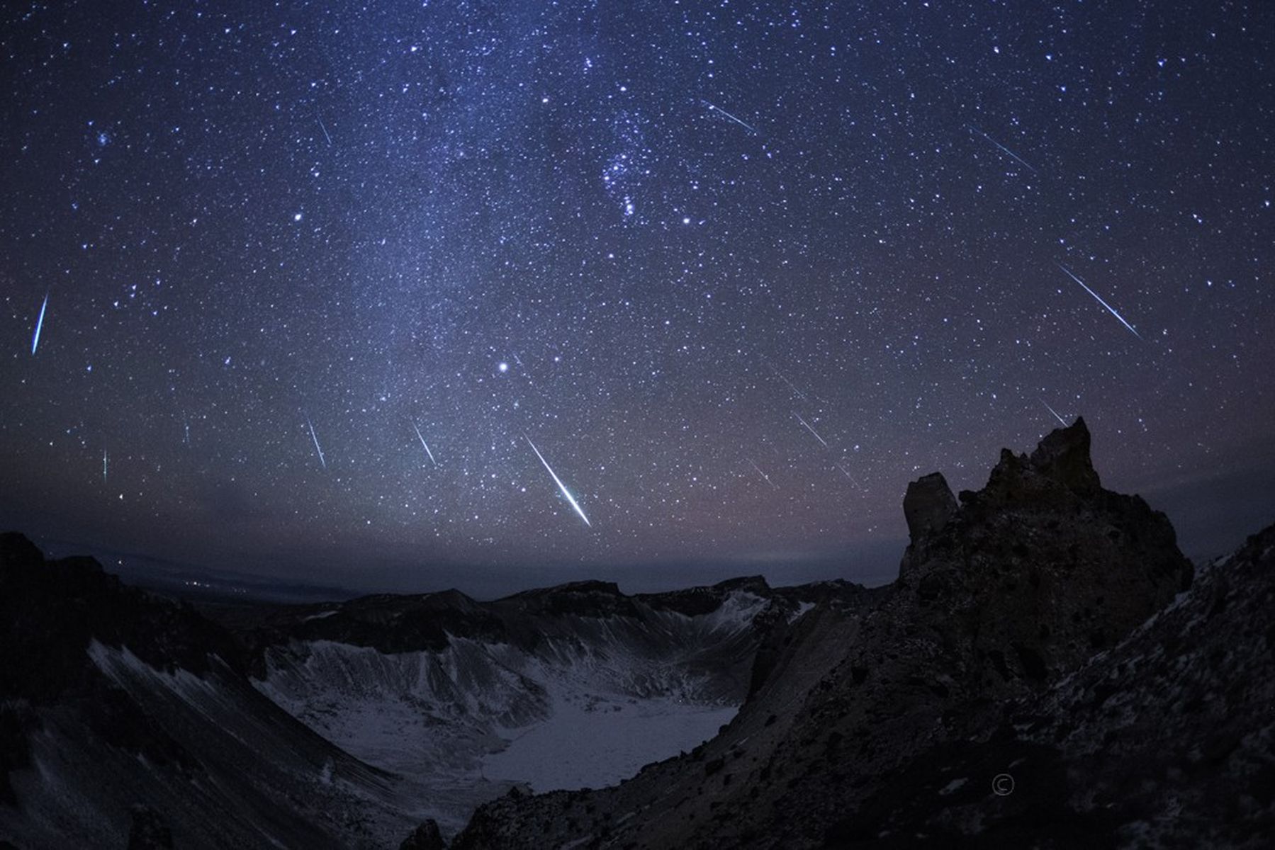 Звездное небо кометы. Звездопад Геминиды. Метеор метеорит метеоритный дождь. Метеорные потоки астрономия. Метеорный поток Квадрантиды.